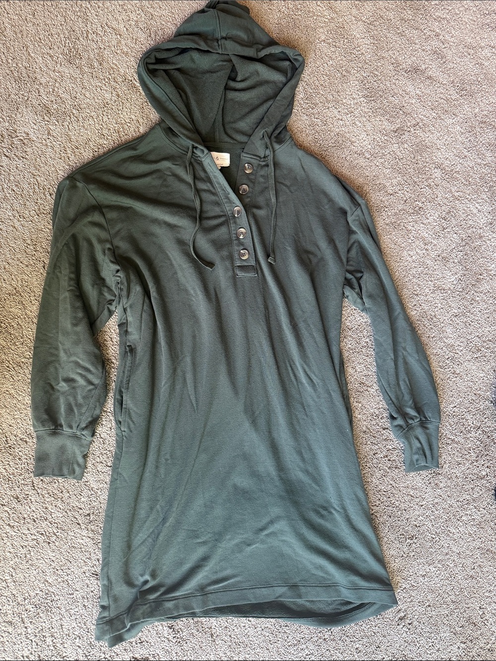 Lou & Grey Button-Up Hooded Henley in gr